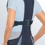 lu hastalar omurga korsesi ile nasıl rehabilite edilir? Sırt ağrısı veya osteoporozla ilişkili diğer rahatsızlıkları olan birçok hasta, beslenme, fizik tedavi ve destekleyici destek yoluyla konservatif olarak tedavi edilebilir. Bu hastalar için mantıklı destek çözümü, hastayı CASH (Cruciform Anterior Spinal Hiperekstansiyon), Jewett veya korseler gibi tam ekstansiyon desteklerine yerleştirerek omurganın omurları üzerindeki baskıyı azaltmaktır. Bunlar travmatik yaralanmalar için iyi çözümlerdir, ancak aşağıdaki nedenlerden dolayı uyum sorunları yaşayacak olan yaşlı osteoporoz hastası için en iyi çözüm olmayabilir: Nefes almada zorluk Uygulamanın zorluğu Hantal görünüm Genel rahatsızlık İlgili medya HABERLER Osteoporoz hakkında az bilinen gerçekler Yayımlandı16 Mayıs 2022 Osteoporoz, kemikleri zayıflatan ve kırılma olasılığını artıran yaygın bir hastalıktır. Teşhis edilmemiş ve tedavi edilmemiş olsa da, testler ve tedaviler nispeten basit ve genellikle etkilidir…. Devamını okuOsteoporoz hakkında az bilinen gerçekler medi'nin Spinomed® desteği , kademeli çekirdek güçlendirme antrenmanı, yapısal destek ve omurganın doğru konumlandırılması yoluyla osteoporoz hastasının durumunu ele almaya yardımcı olmak için özel olarak tasarlanmıştır. Spinomed, hastanın geçici olarak dik bir pozisyona getirilmesi yerine durumu iyileştirmeye ve düzeltmeye yardımcı olur. Osteoporoz hastasının rehabilitasyonunu kolaylaştırmak neden önemlidir? Daha iyi duruş ve denge ile düşmeleri önleyin Ağrı ve ilaçların azaltılması Daha yüksek aktivite sayesinde iyileştirilmiş yaşam tarzı Bağımsızlık Osteoporoz nedeniyle oluşan semptomların tedavisine yardımcı olduğu klinik olarak kanıtlanmıştır Hakemli ve yayımlanmış bir klinik çalışmada, sonuçlar Spinomed'in osteoporozla ilişkili sırttaki birçok semptom ve rahatsızlığı ele almak için önemli sonuçlar sağladığını göstermektedir. Benzersiz tasarım ve uyumlu özellikler katılımcıların aşağıdaki sonuçları elde etmesine yardımcı olmuştur: Sırt ekstansörlerini %73 oranında güçlendirin Karın fleksörlerini %58 oranında güçlendirin Kifoz açısını %11 oranında azaltın Günlük ağrıyı %38 oranında azaltın Vücudun salınımını %25 oranında azaltın Hayati kapasiteyi %7 oranında artırın